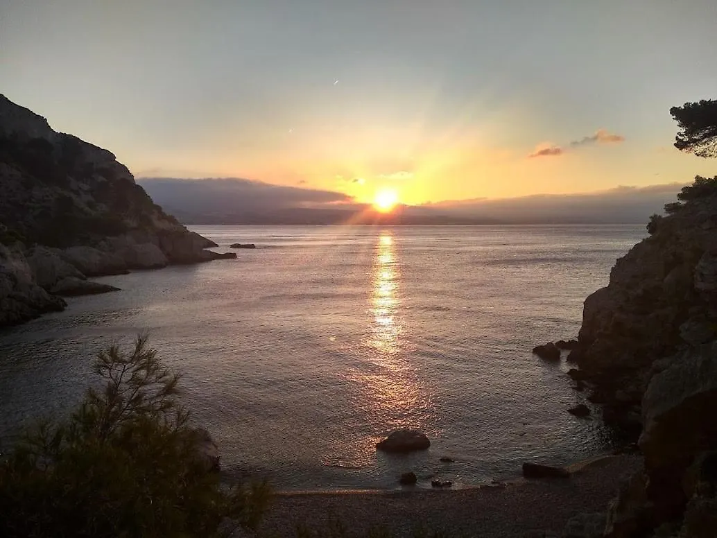 Cabanon Dans La Calanque De La Vesse Villa Le Rove 0*,  France